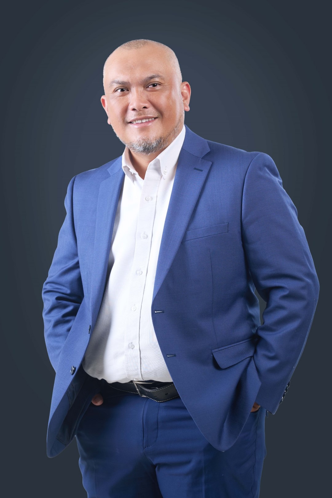 Professional Corporate Profile Photo 9 1. Match it to Your Brand The first tip when it comes to business headshots is to match the headshot to the subject’s brand. Just like companies, we as individuals have our own “brand,” or what we are known for. For example, are you the CEO of the company and seen as authoritative, powerful, and trustworthy? Are you the HR in a company and seen as approachable and friendly? You want the image to match the brand of you as an individual. This is done through photo composition, the setting, the outfit you wear, your facial expression etc. We will be covering all of these in the next tips. It’s important as a business headshot photographer to understand this and identify your subject’s brand as soon as possible so you can plan accordingly.