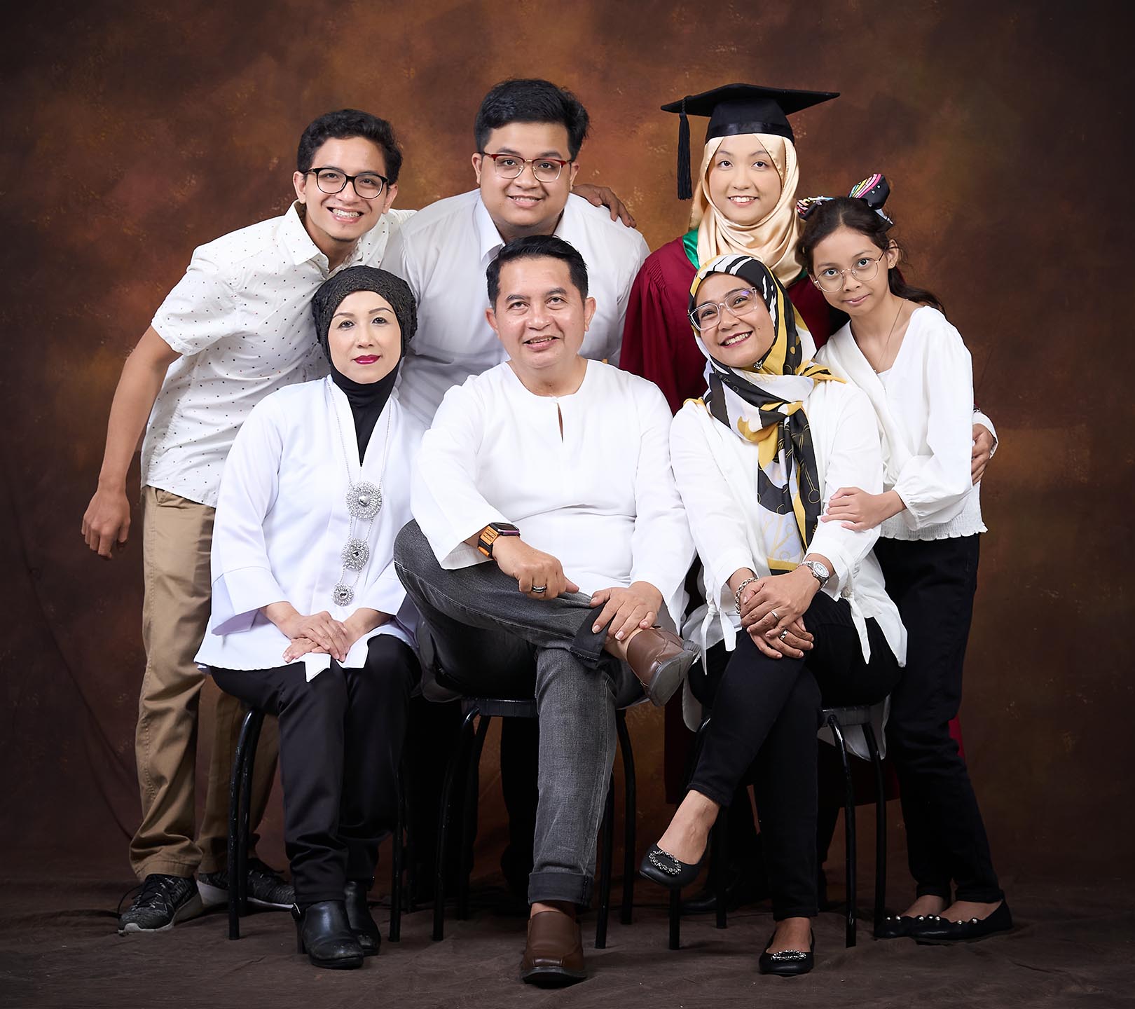 Capturing-Your-Graduation-Memories-Tips-for-Choosing-the-Perfect-Studio-Photographer